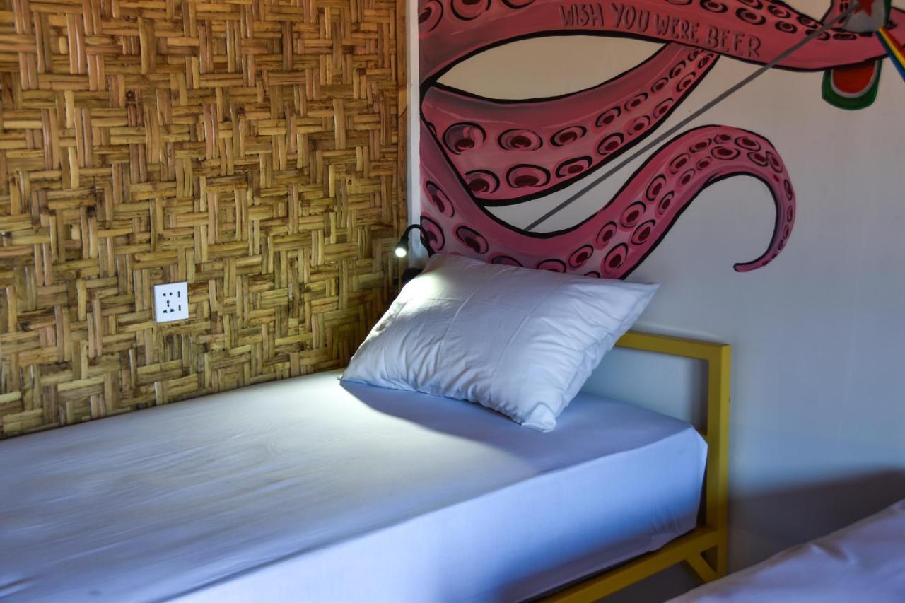 Mad Monkey Gili Trawangan Hostel Kültér fotó A bed with a pillow
