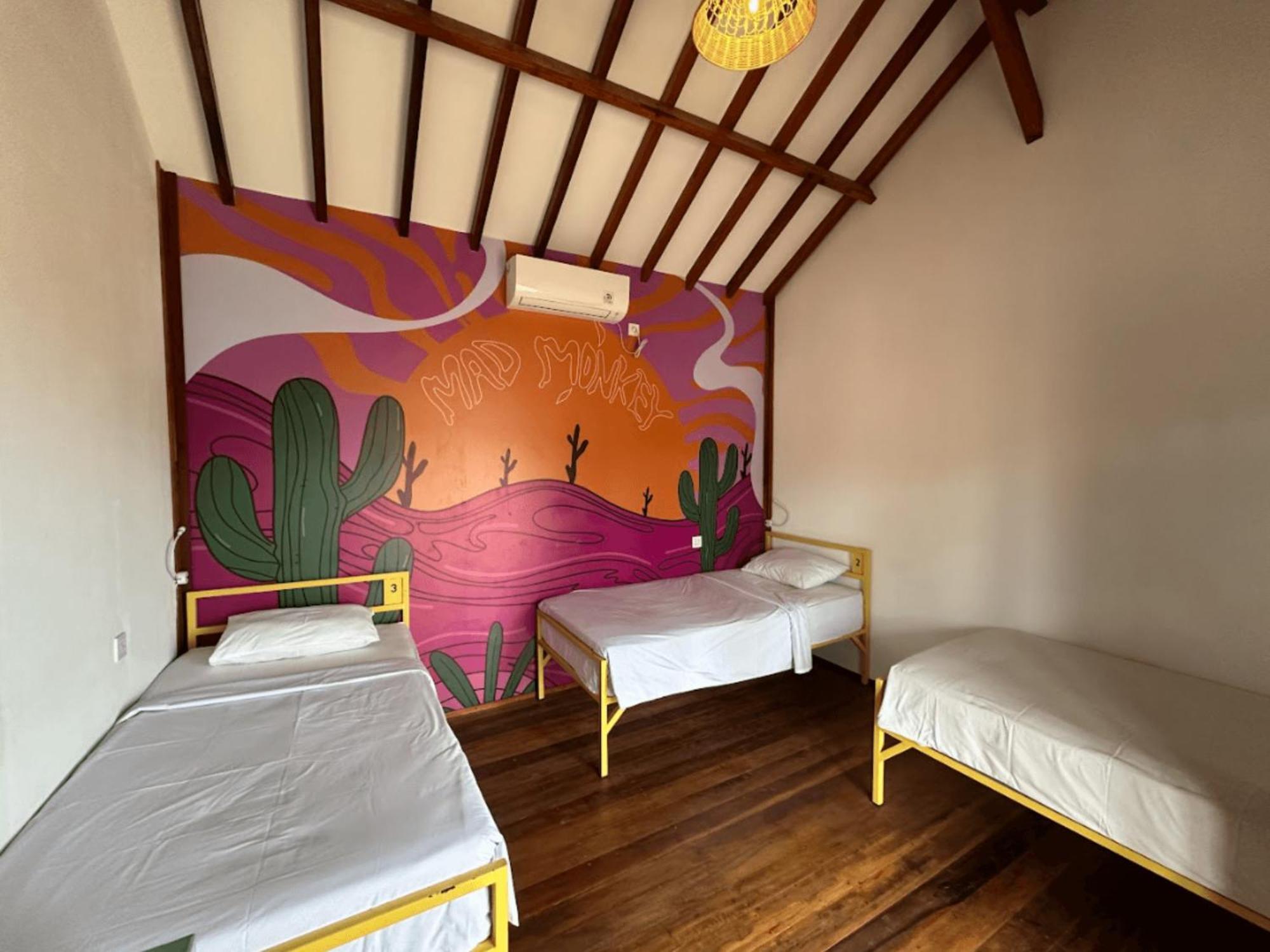 Mad Monkey Gili Trawangan Hostel Kültér fotó Hostel room in Brazil
