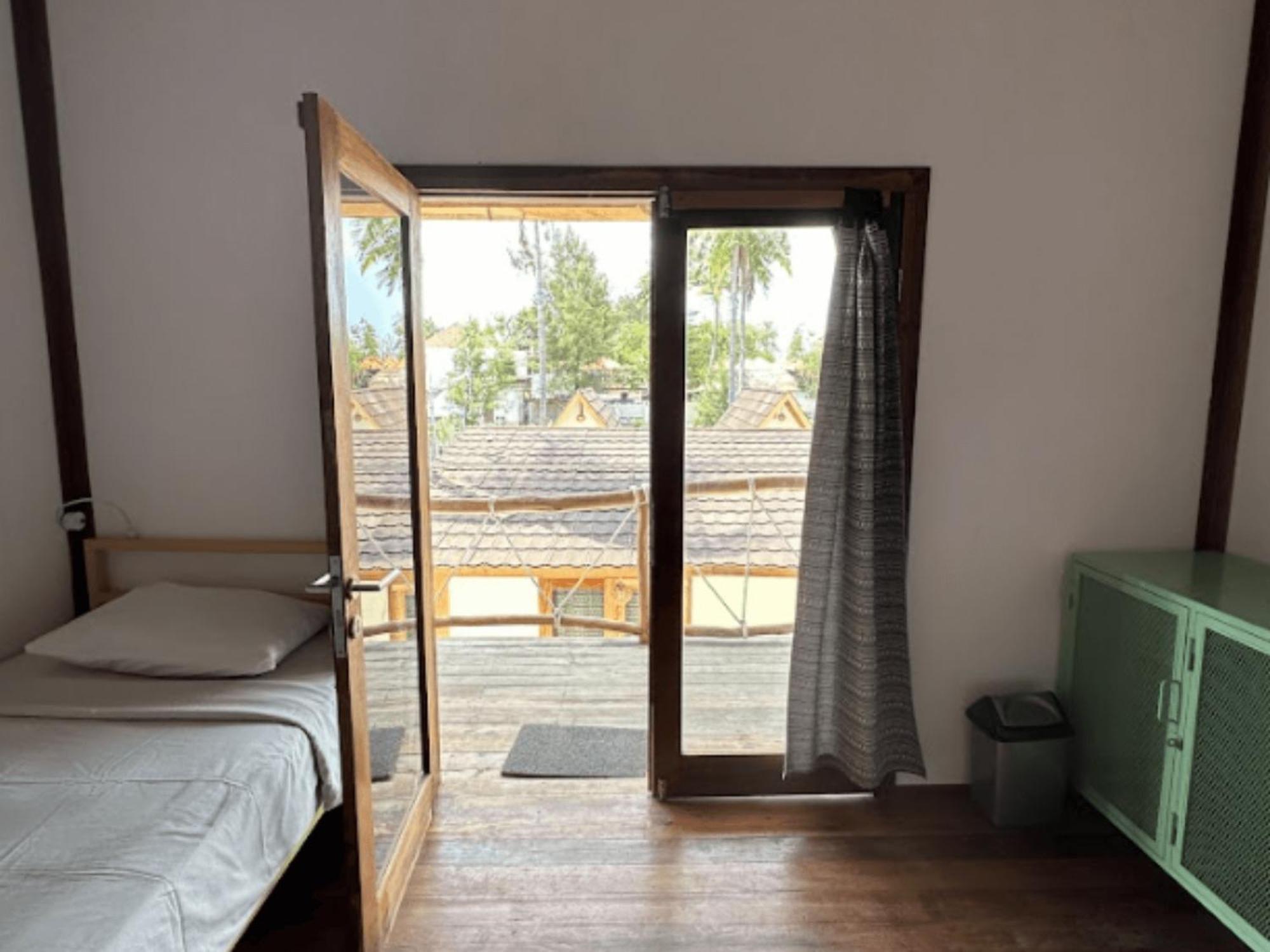 Mad Monkey Gili Trawangan Hostel Kültér fotó A room at the resort