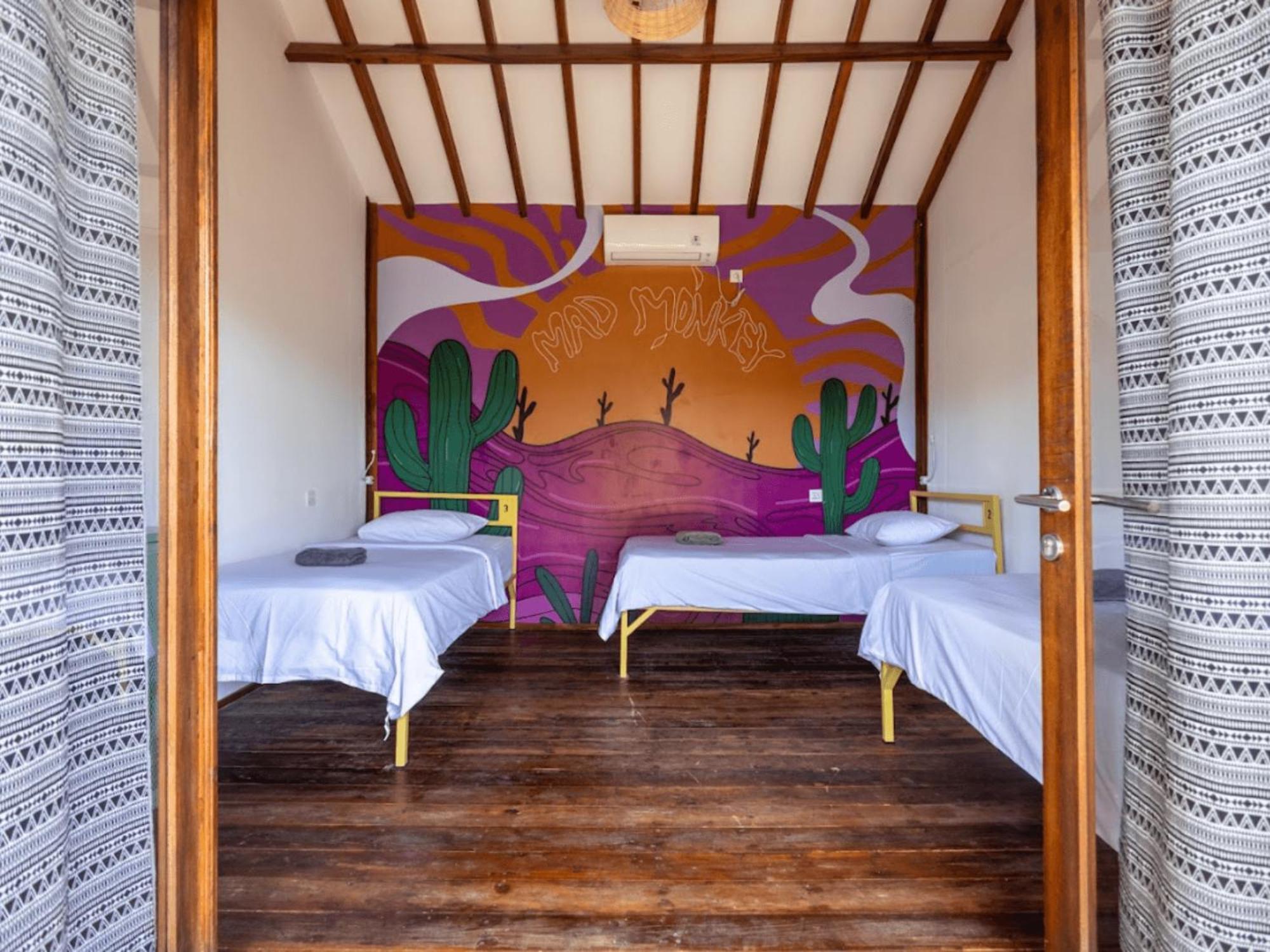 Mad Monkey Gili Trawangan Hostel Kültér fotó A room at the hotel