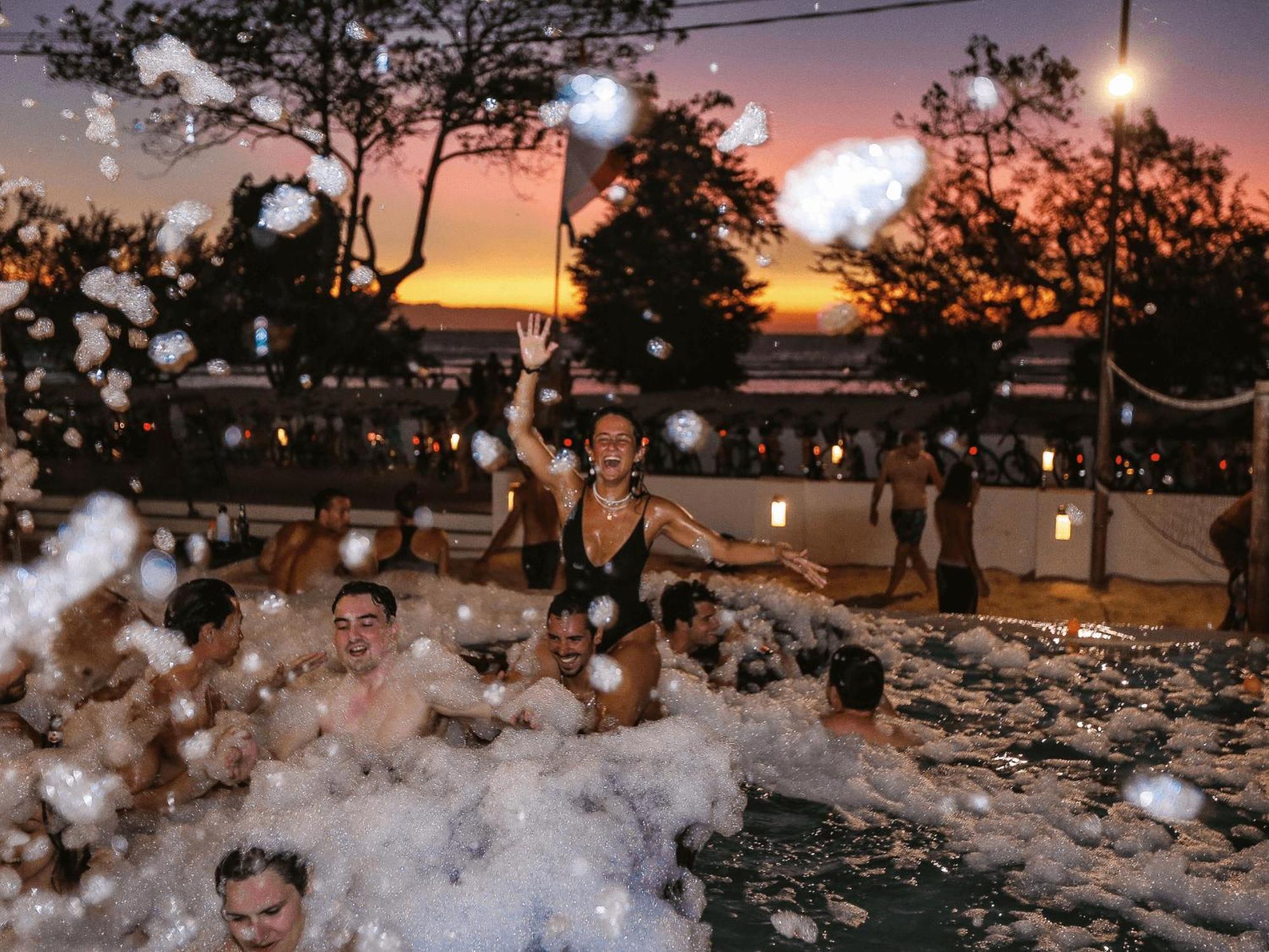 Mad Monkey Gili Trawangan Hostel Kültér fotó Bubble party in Croatia