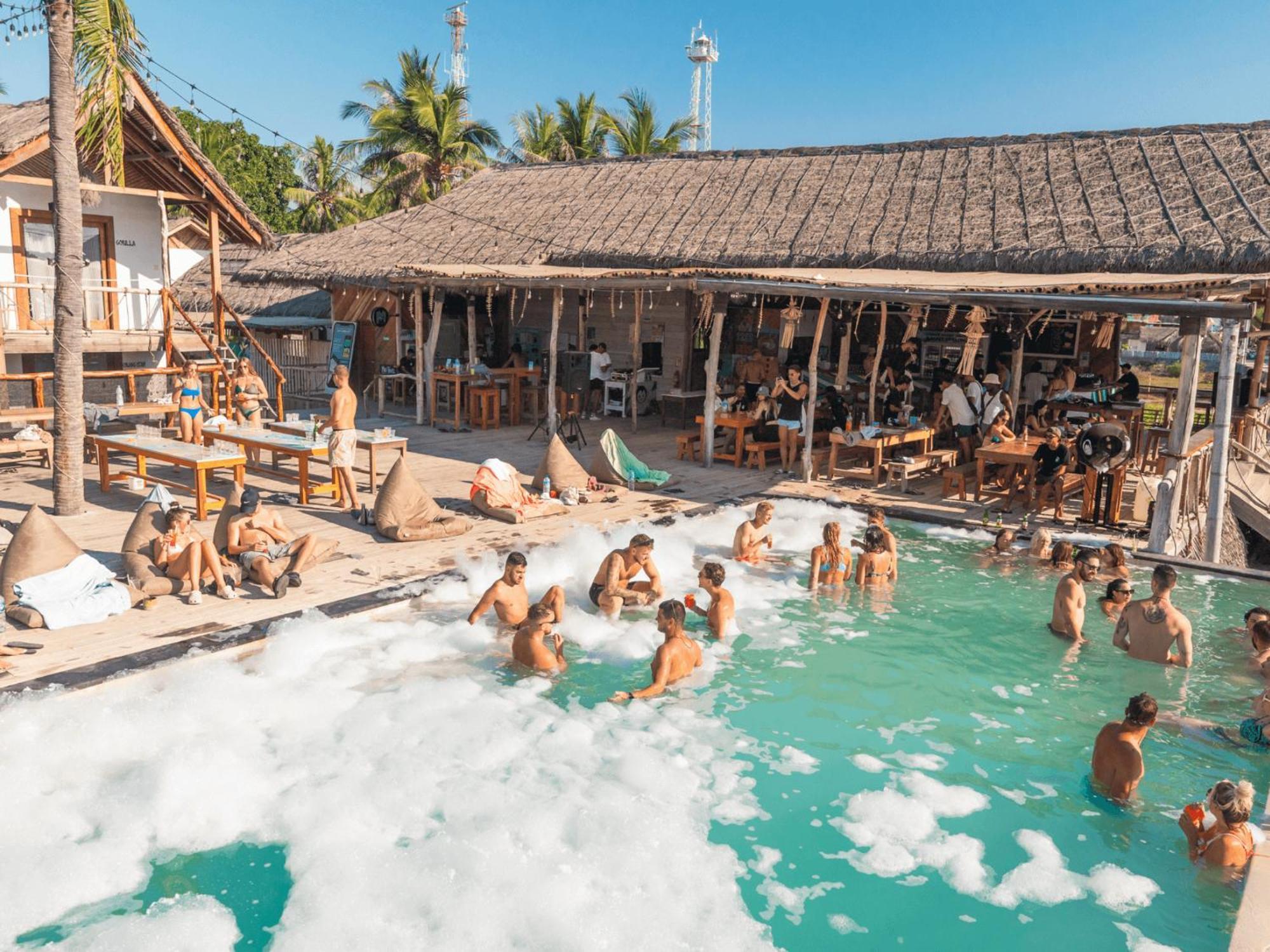 Mad Monkey Gili Trawangan Hostel Kültér fotó The Geyser Hot Springs
