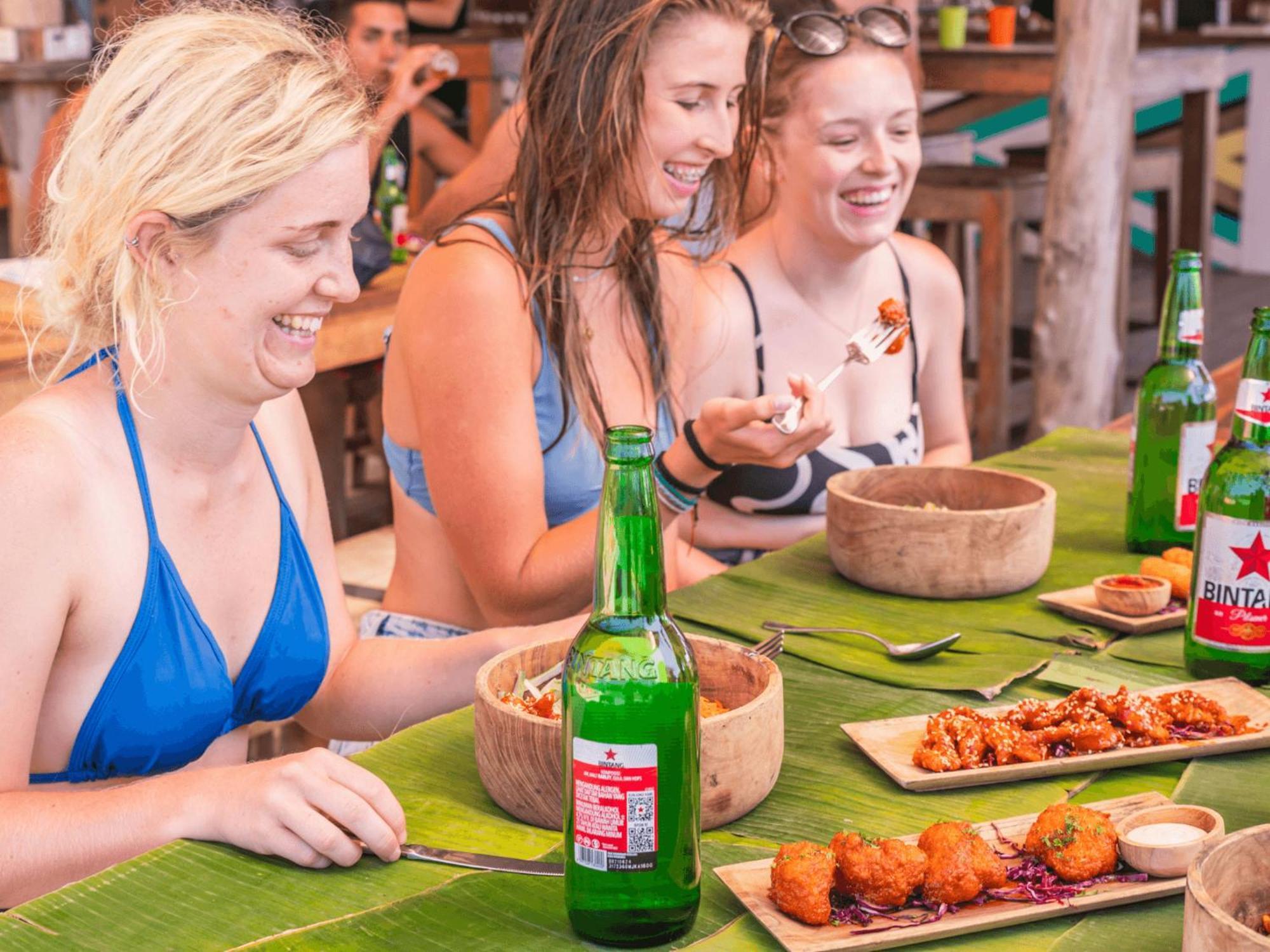 Mad Monkey Gili Trawangan Hostel Kültér fotó Tourists enjoying the cuisine of Bali