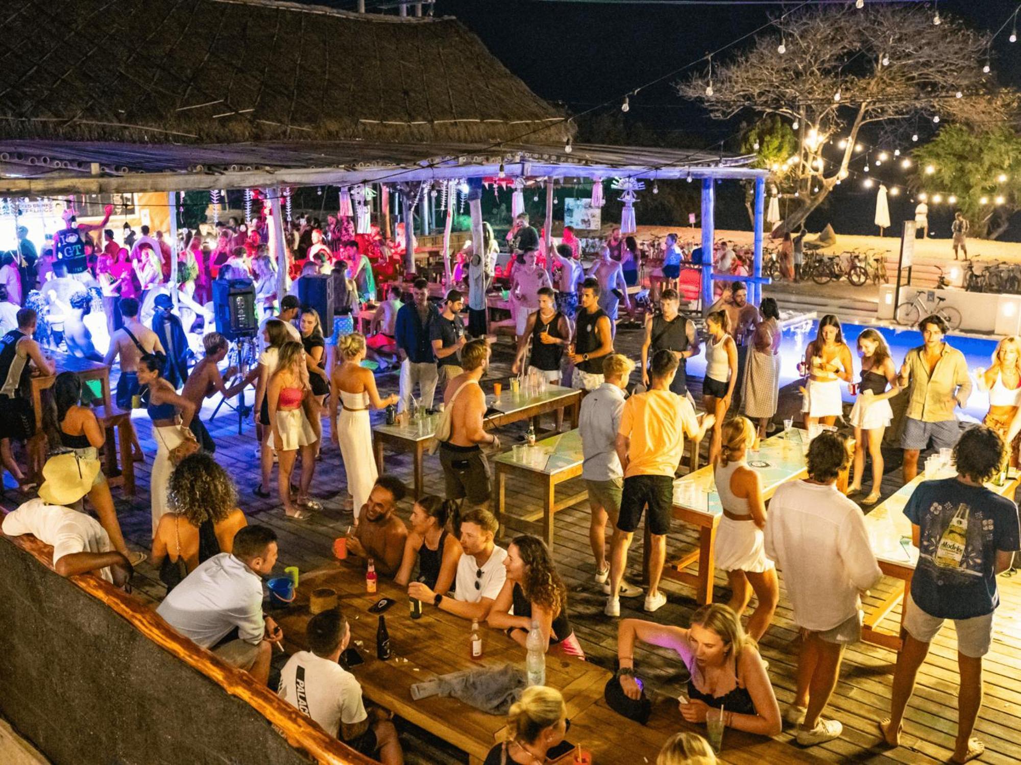 Mad Monkey Gili Trawangan Hostel Kültér fotó The bar at night