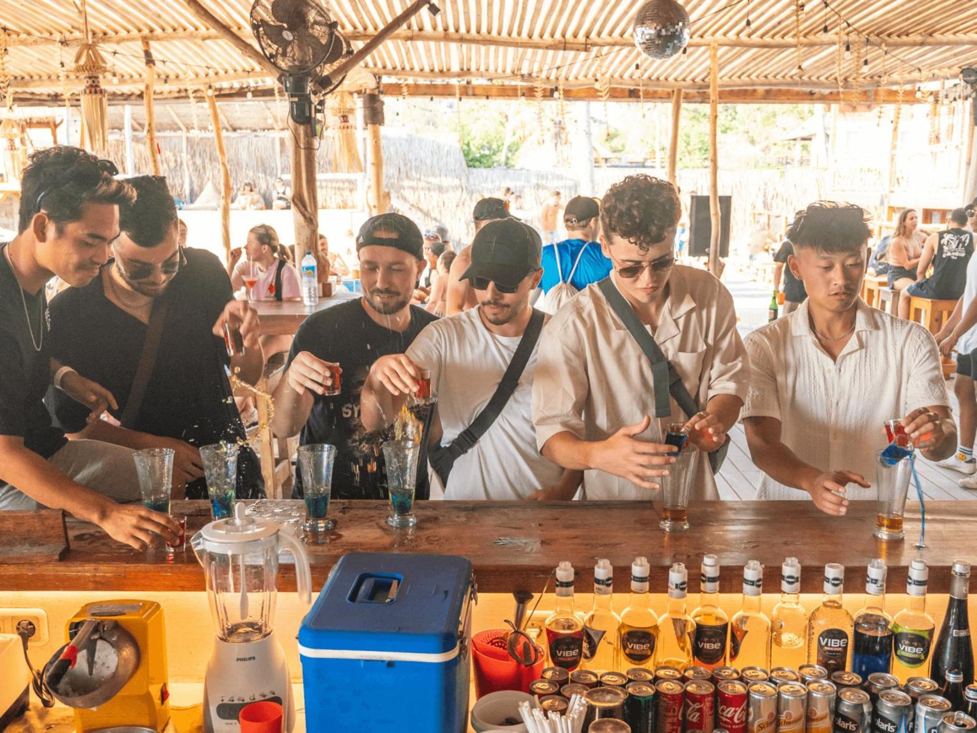 Mad Monkey Gili Trawangan Hostel Kültér fotó A bar in Goa, India
