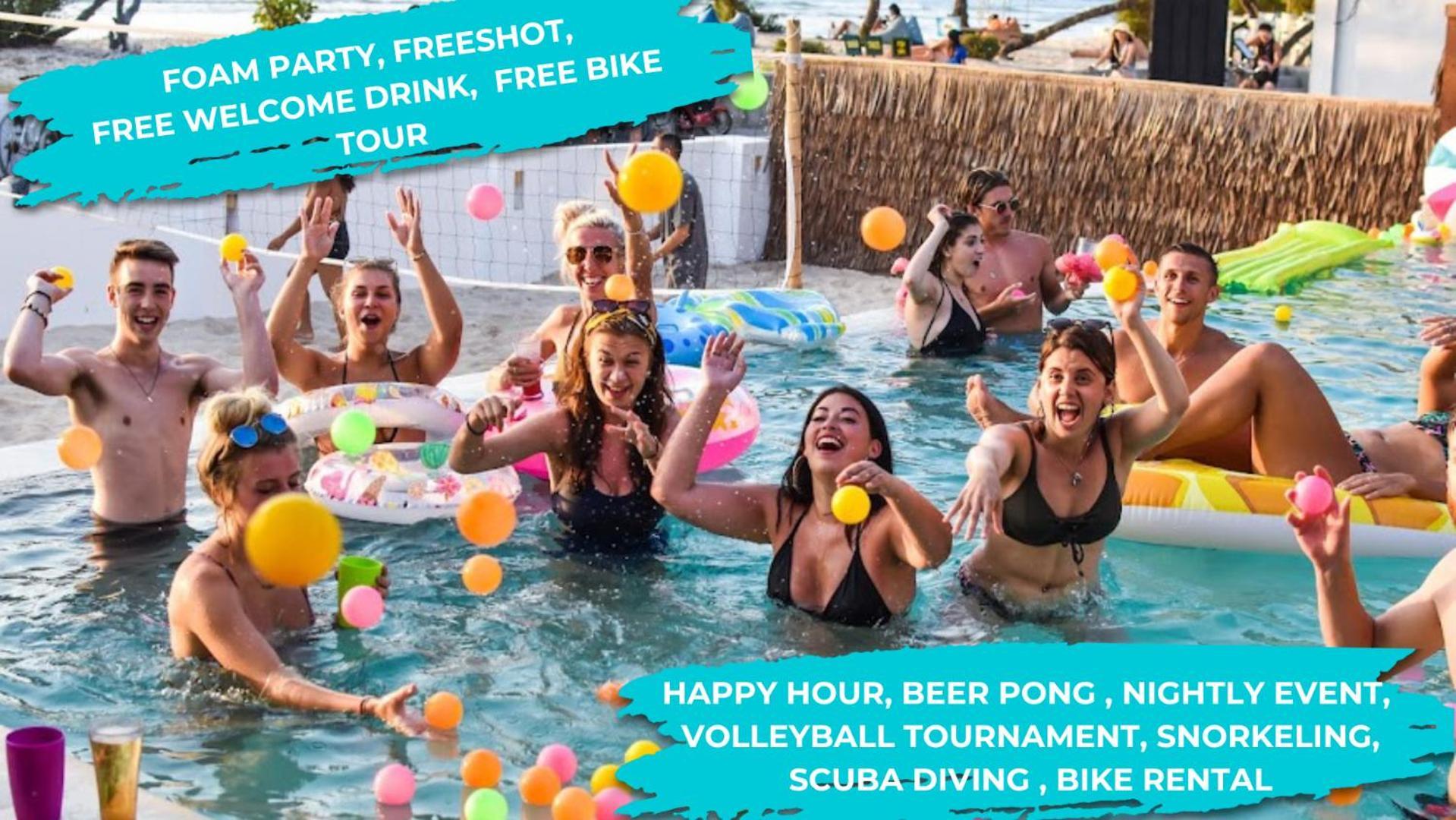 Mad Monkey Gili Trawangan Hostel Kültér fotó The pool party at the resort