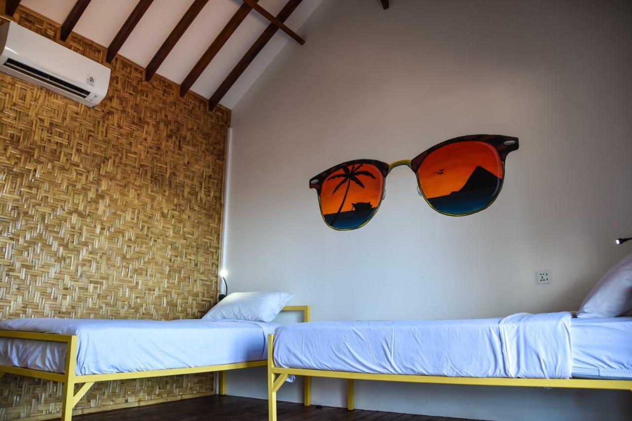 Mad Monkey Gili Trawangan Hostel Kültér fotó A room at the resort