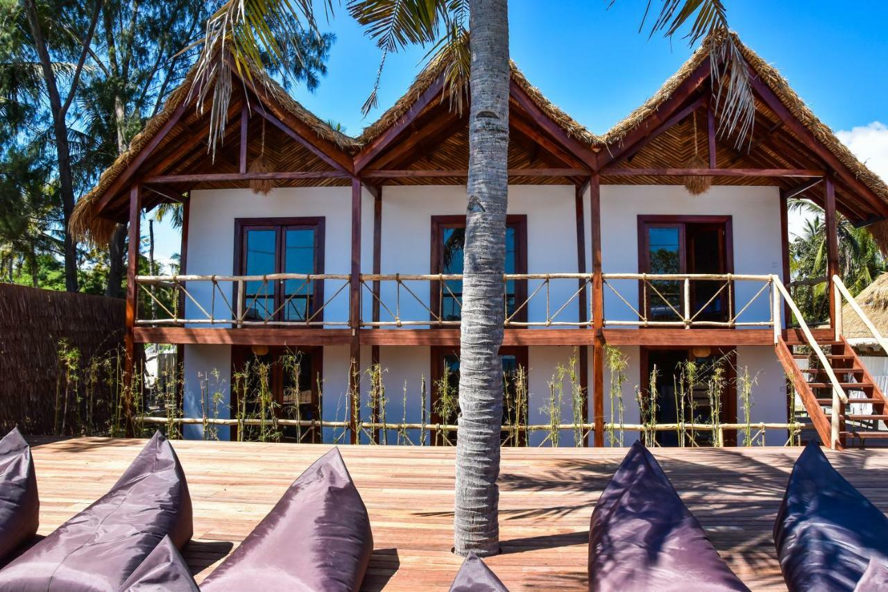 Mad Monkey Gili Trawangan Hostel Kültér fotó The resort's bungalows