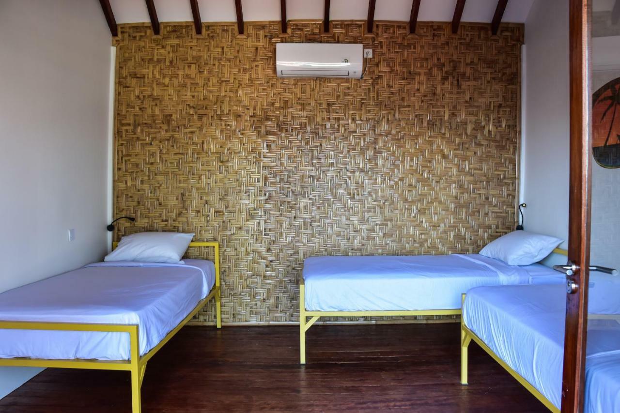 Mad Monkey Gili Trawangan Hostel Kültér fotó A room at the hostel