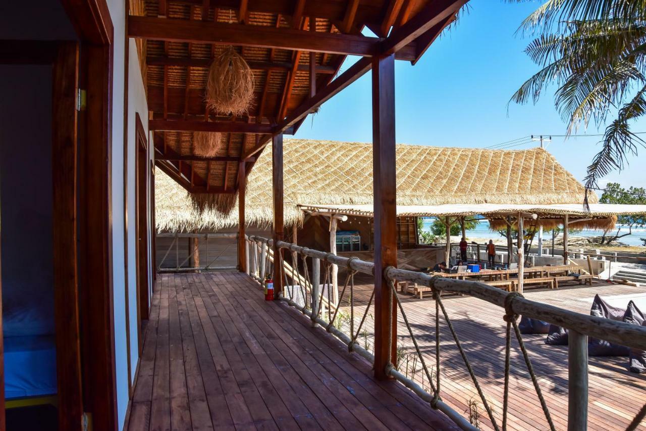 Mad Monkey Gili Trawangan Hostel Kültér fotó The beach at the resort
