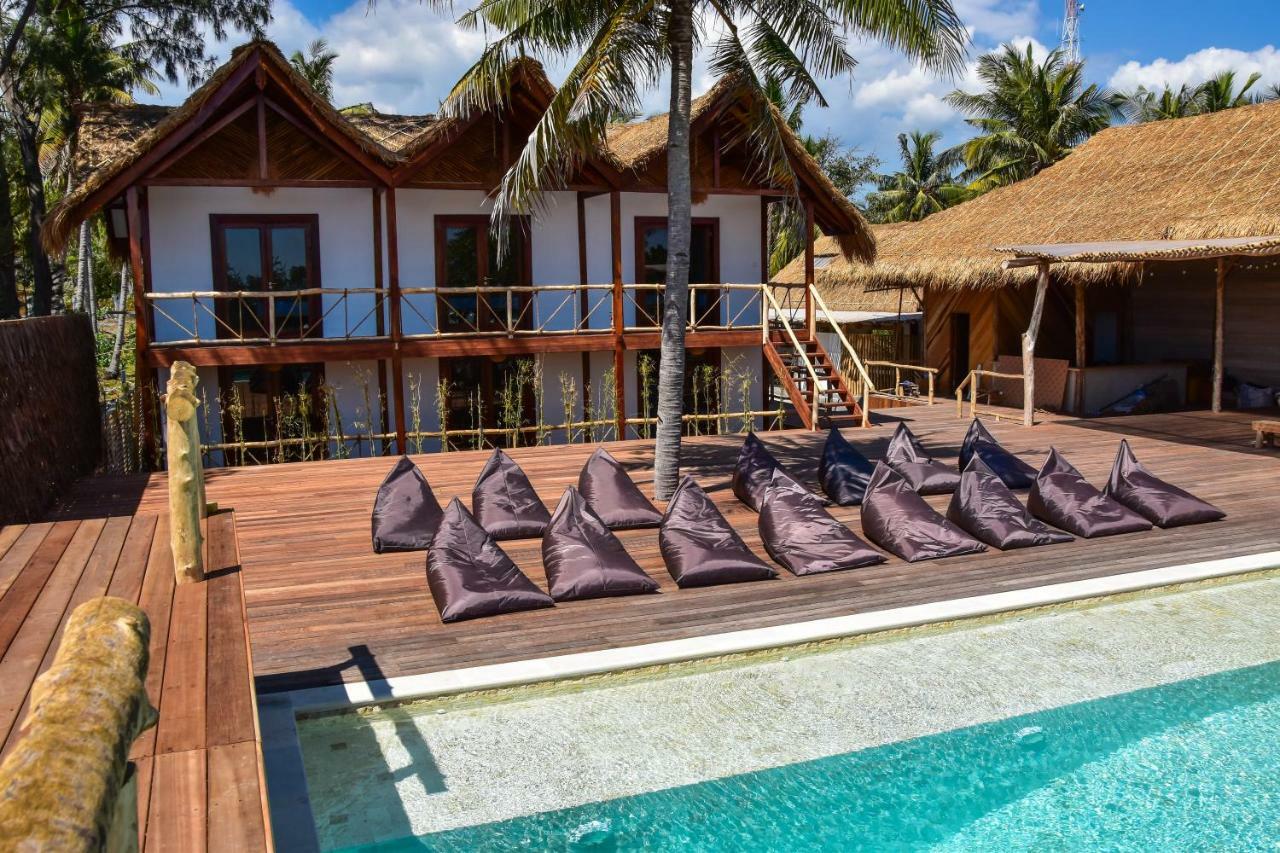 Mad Monkey Gili Trawangan Hostel Kültér fotó The resort's pool