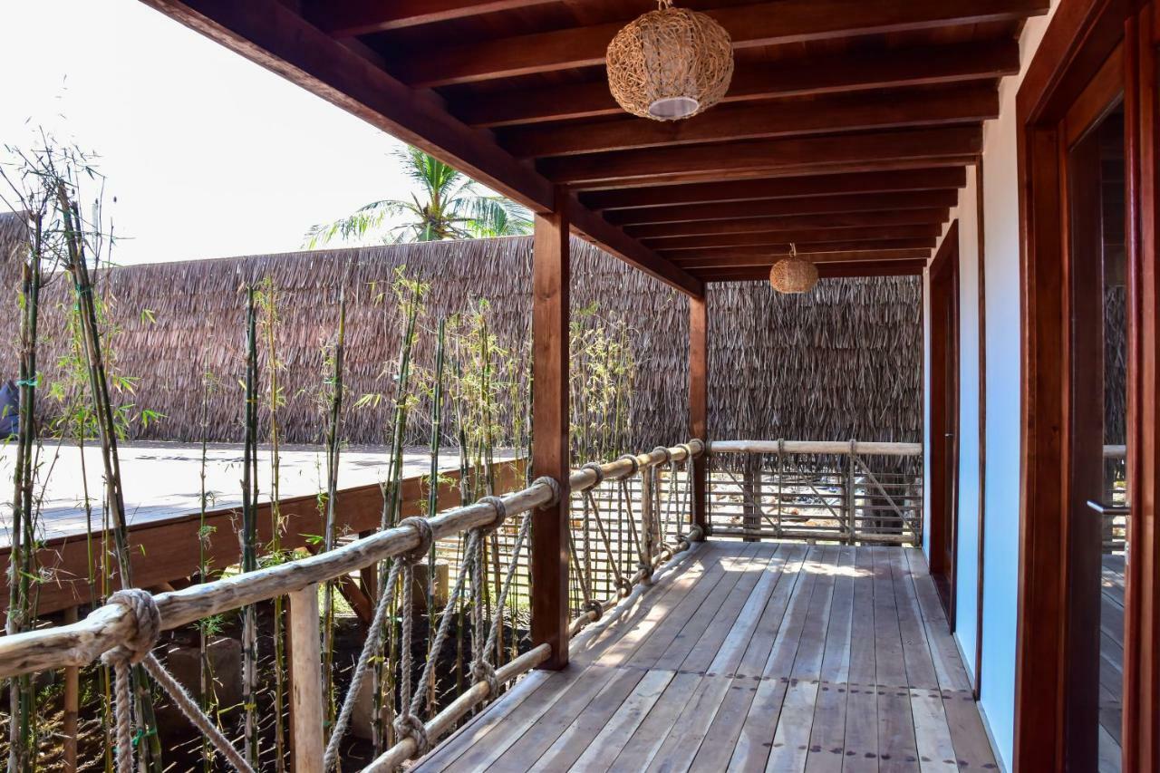Mad Monkey Gili Trawangan Hostel Kültér fotó A corridor at the hotel