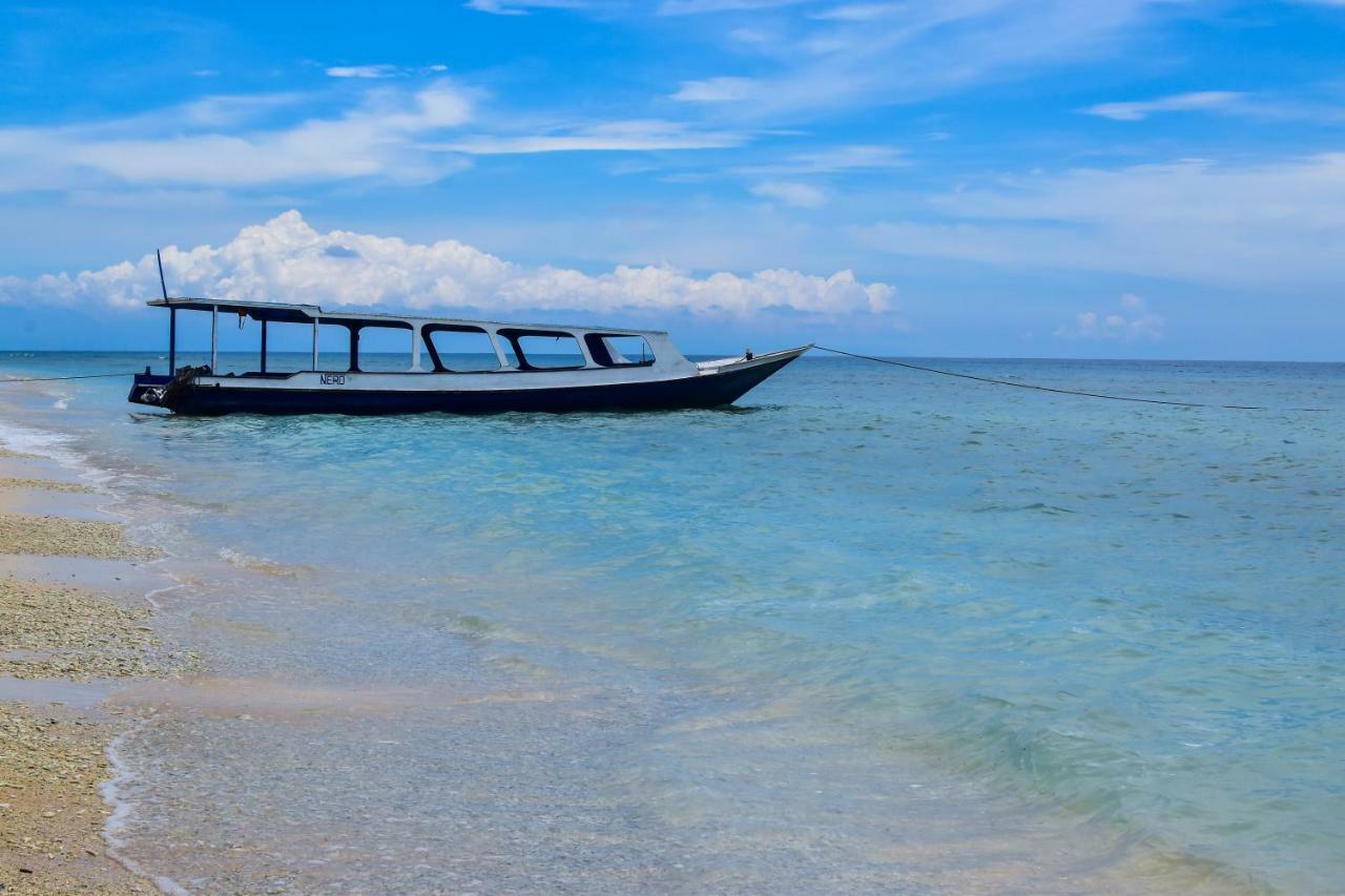 Mad Monkey Gili Trawangan Hostel Kültér fotó A boat on the beach of Nusa Manado