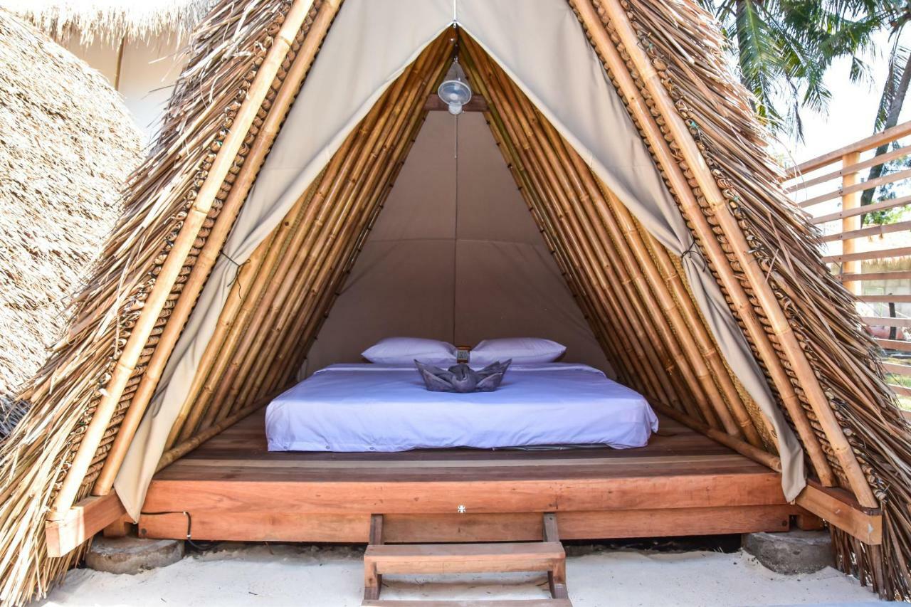 Mad Monkey Gili Trawangan Hostel Kültér fotó A bedroom at the resort