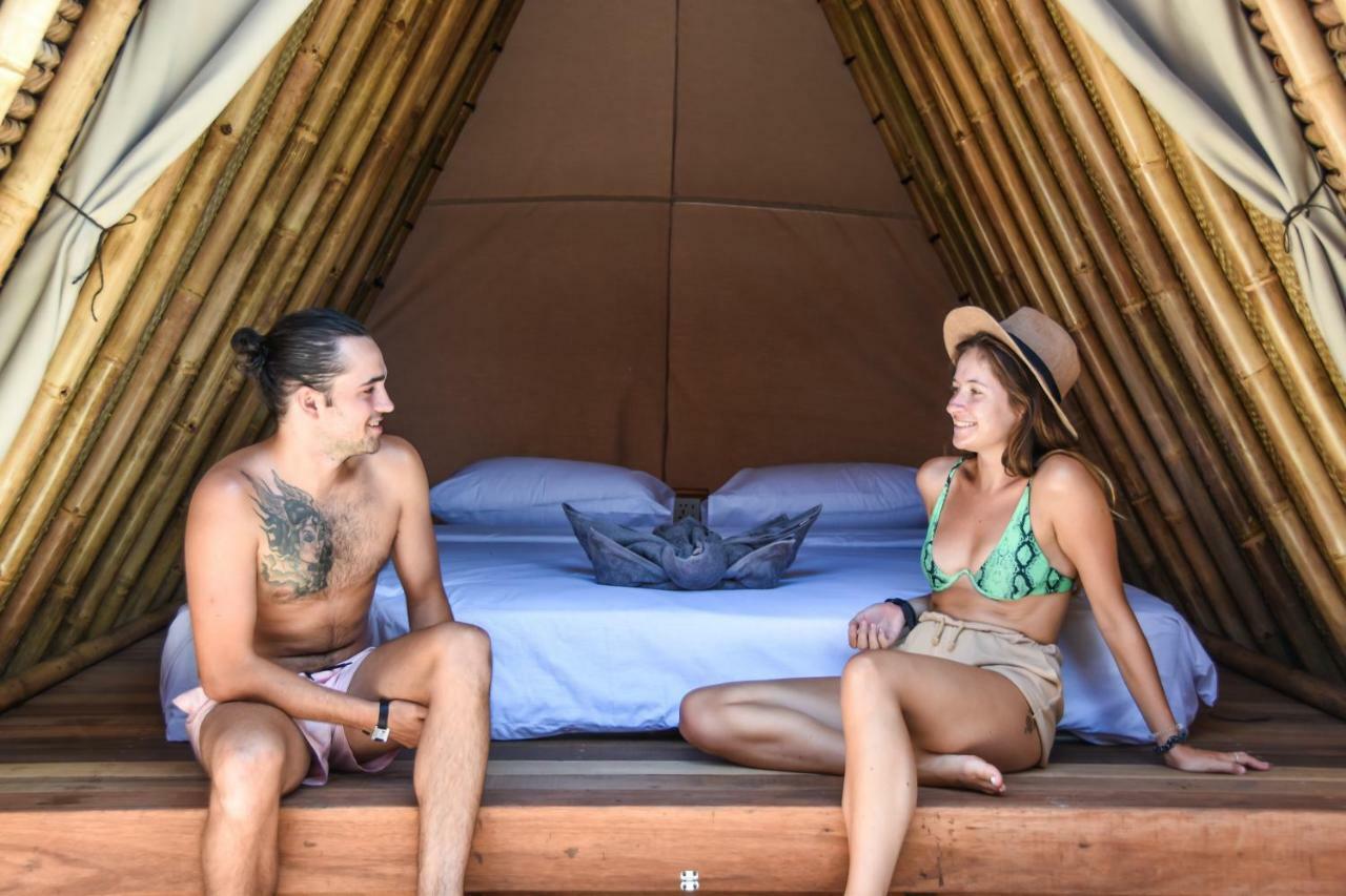 Mad Monkey Gili Trawangan Hostel Kültér fotó Bamboo house