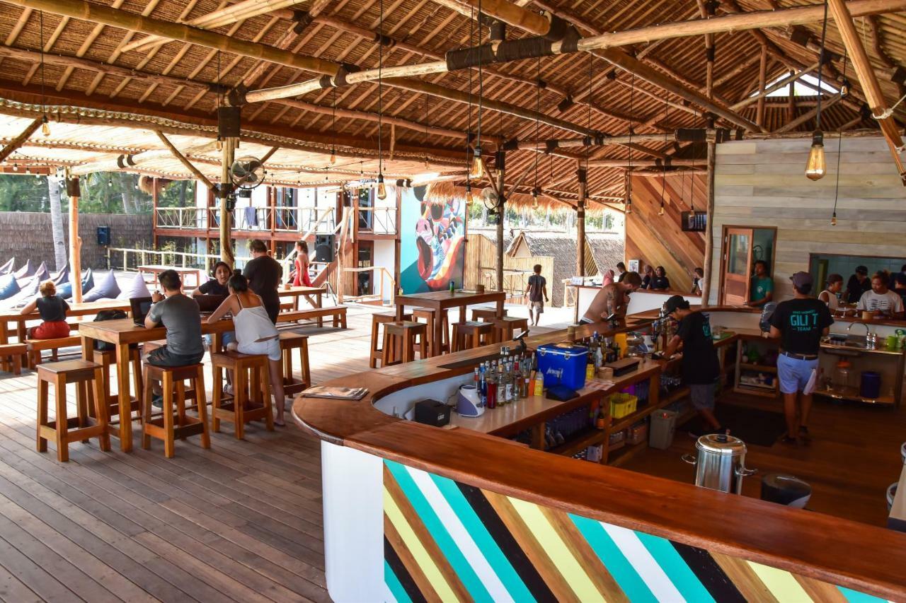 Mad Monkey Gili Trawangan Hostel Kültér fotó The interior of the bar