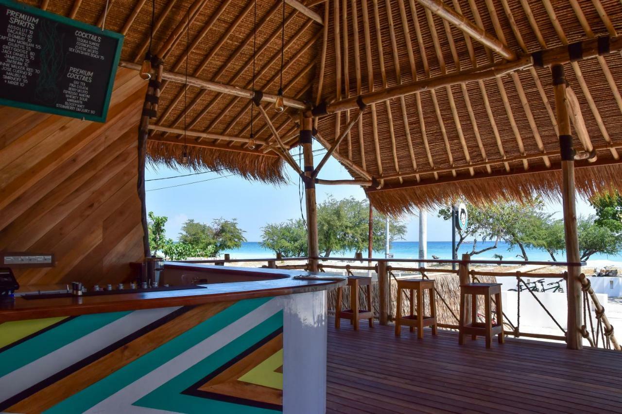 Mad Monkey Gili Trawangan Hostel Kültér fotó The bar at the beach resort