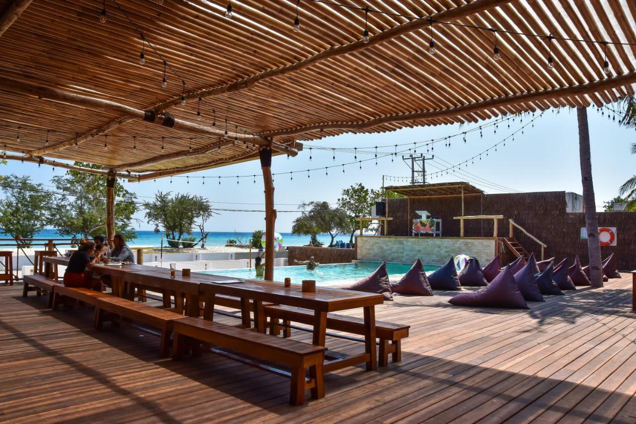Mad Monkey Gili Trawangan Hostel Kültér fotó The beach club at the resort