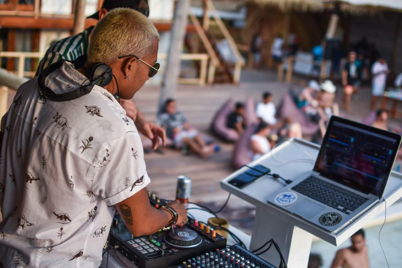 Mad Monkey Gili Trawangan Hostel Kültér fotó DJ at a beach club in Ibiza