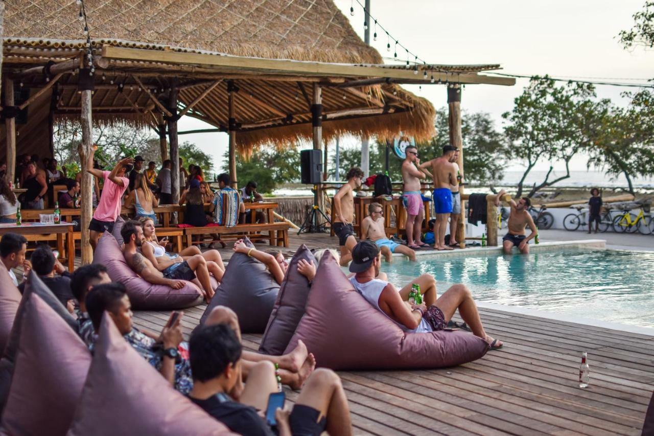 Mad Monkey Gili Trawangan Hostel Kültér fotó The Deck at 805