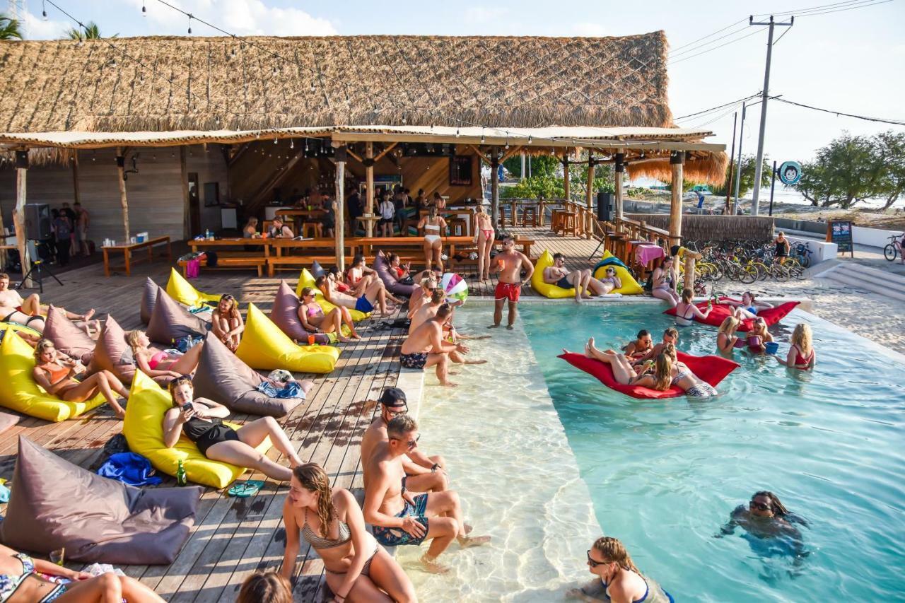 Mad Monkey Gili Trawangan Hostel Kültér fotó The beach bar